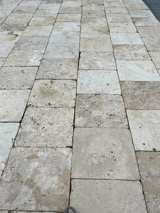 Pavé en travertin beige