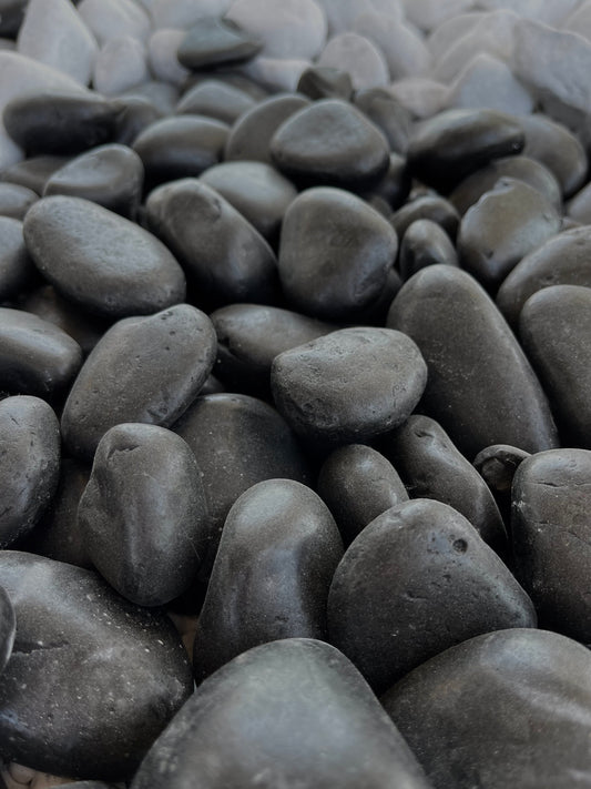 Galet lagon noir poli