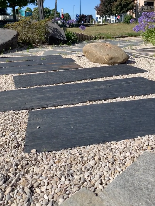 Palis en schiste avec deux extrémités sciées et bords bruts