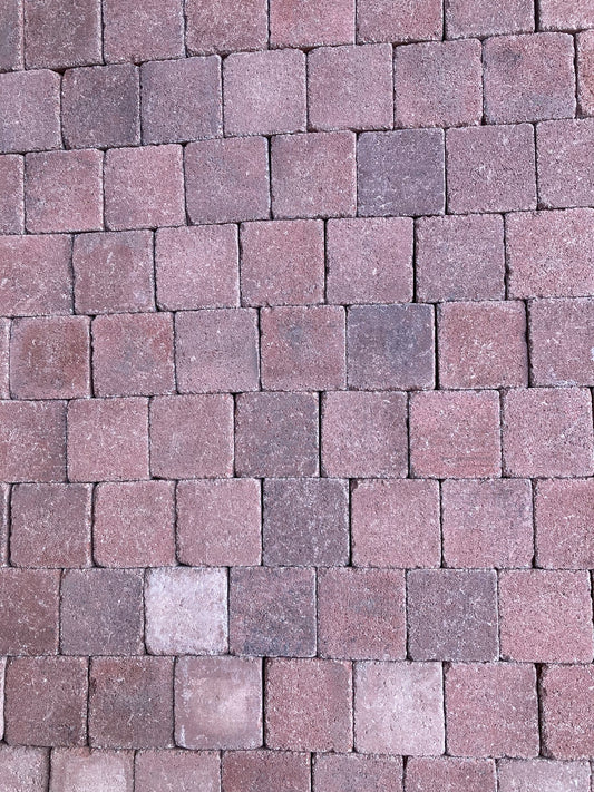 Pavés en béton rouge finition vieillie 15x15cm