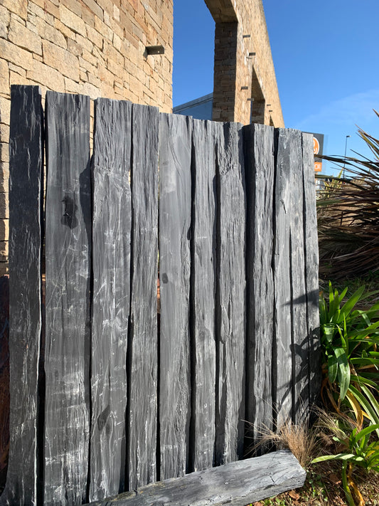 Piquets en schiste sciés