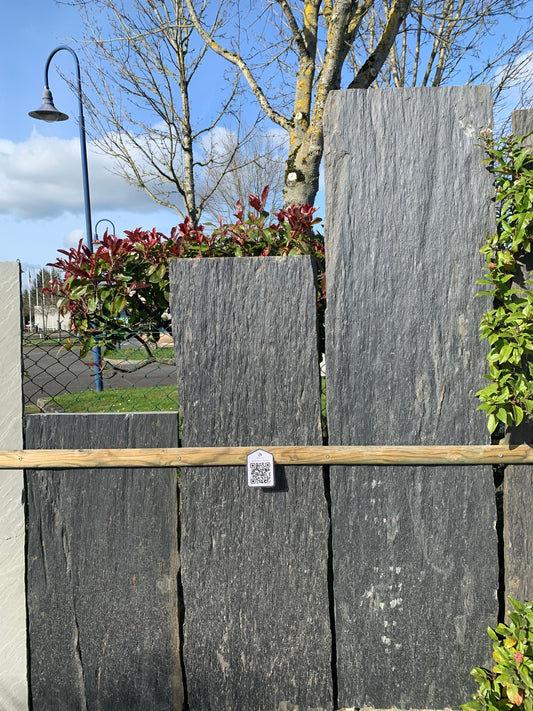 Palis en schiste avec deux extrémités sciées et bords bruts