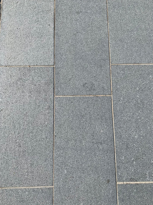 Granit Trenton Gris Foncé Oxyde Flammé en Bande