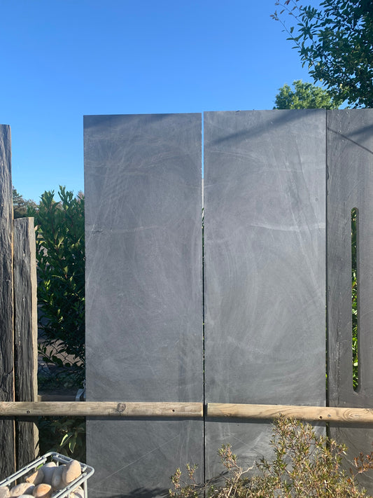 Palis en ardoise à faces et bords sciés