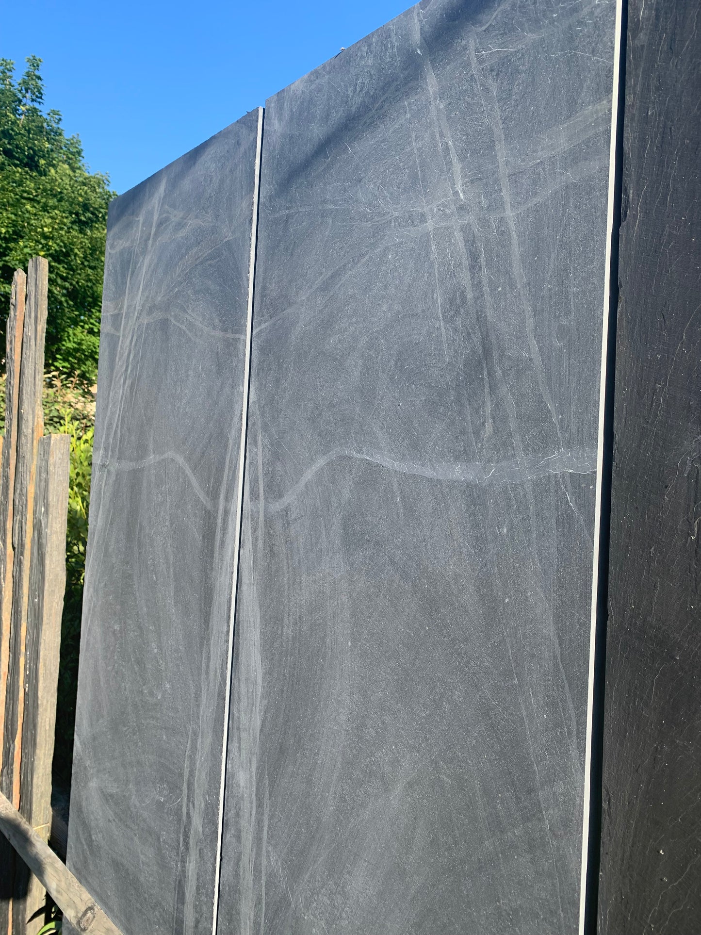 Palis en ardoise à faces et bords sciés